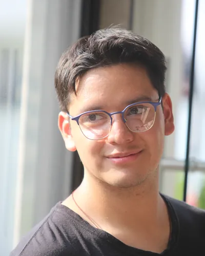 Joven con armazón metálico azul