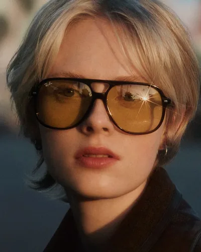 Mujer con lentes de sol Ray-Ban de carey con micas amarillas
