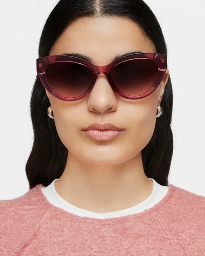 Mujer con lentes de sol TOUS de ojo de gato color vino